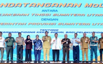 Teks : Gubernur Sumatera Utara (Sumut) Muhammad Bobby Afif Nasution menandatangani Perjanjian Kerja Sama dengan Kejaksaan Tinggi Sumut tentang Sinergitas dalam pelaksanaan Pidana Kerja Sosial bagi Pelaku Pidana di Aula Raja Inal Siregar, Kantor Gubernur Sumut.(rel)