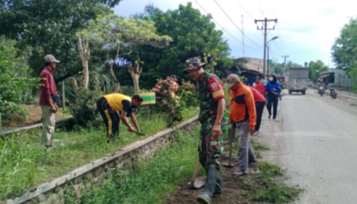 Babinsa Kodim DS Bersama Warga Dolok Merawan Laksanakan Gotong Royong