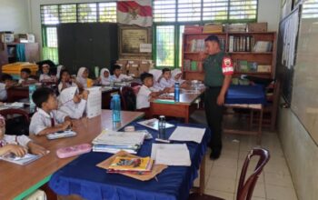 Babinsa Dolok Merawan Jadi Guru Dadakan, Beri Edukasi Bahaya Narkoba ke Siswa SD