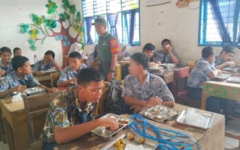 Babinsa Kodim DS Dampingi Pembagian MBG di Bangun Purba