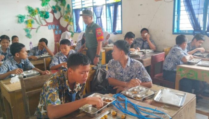 Babinsa Kodim DS Dampingi Pembagian MBG di Bangun Purba
