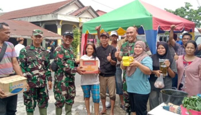 Danramil 11/TB Bersama Posmal dan Kades Salurkan Bantuan ke Warga Terdampak Banjir