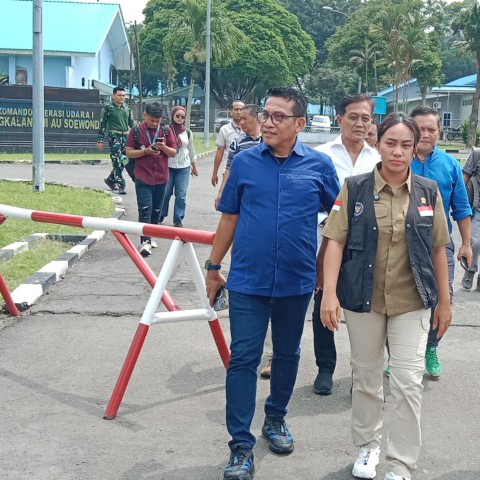 Teks : Anggota DPRD Medan Edwin Sugesti Nasution bersama Utusan Khusus Presiden Bidang Pariwisata, Zita Anjani saat di Lanud Suwondo untuk menyerahkan bantuan Presiden Prabowo Subianto kepada warga terdampak banjir di Sibolga dan Tapanuli Tengah. (Amsal)