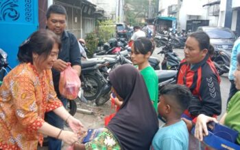 Lily Salurkan Sembako untuk Ratusan Warga Terdampak Banjir Sungai Babura