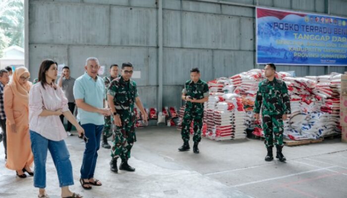 Bu Kahiyang Menyiapkan Bantuan, Pak Bobby Mendistribusikan