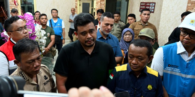 Teks : Gubernur Sumatera Utara Bobby Afif Nasution bersama Menteri ESDM, Bupati Tapteng Masinton Pasaribu, Dirut Patra Niaga Mars Ega Legowo Putra, serta Anggota DPR RI Musa Rajekshah saat mengikuti rapat darurat banjir dan longsor di Kantor Bupati Tapteng, Selasa (2/12/2025).(ist)