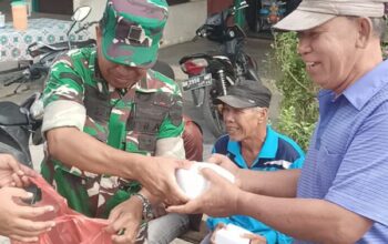 Koramil 18/GL Gelar Jumat Sejuta Kepada Warga Pasar Galang