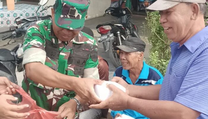 Koramil 18/GL Gelar Jumat Sejuta Kepada Warga Pasar Galang