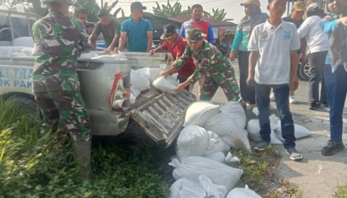 Babinsa Bersama Warga Gercep Tangani Tanggul Jebol di Pagar Merbau II