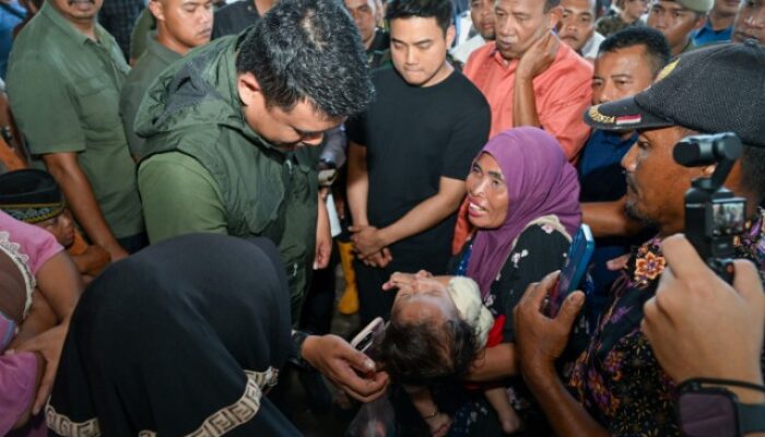 Bobby Tinjau Korban Banjir di Langkat