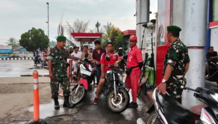 Babinsa Monitor Distribusi BBM di SPBU dan Gudang Bulog Paya Pasir