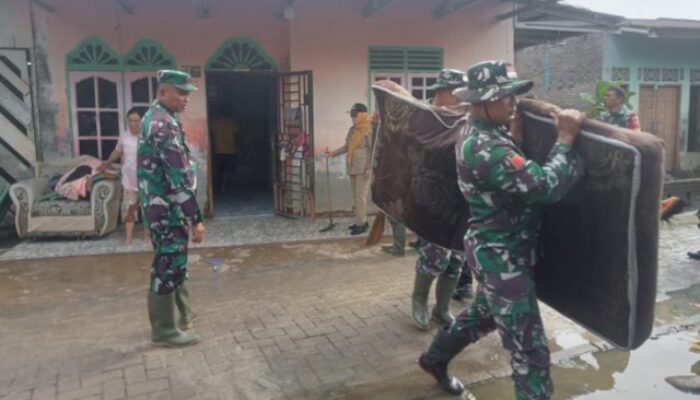 Danramil Sei Rampah dan Muspika Gotong Royong Bersihkan Rumah Warga Terdampak Banjir