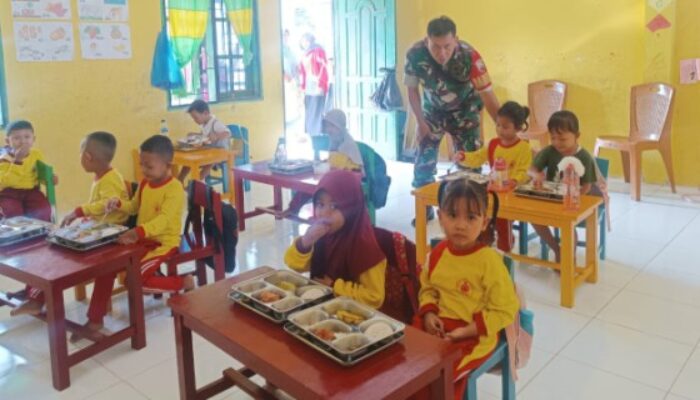 Babinsa Dampingi Pembagian Makanan Sehat Gratis di Bintang Bayu