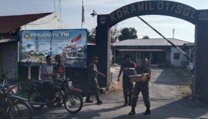 Koramil 01 Sunggal Gelar Aksi Jumat Berkah, Bagikan Sarapan kepada Warga