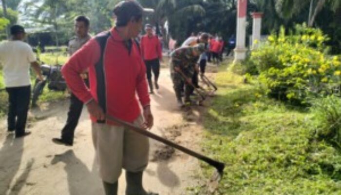 Babinsa Koramil 07/PB Gelar Sabtu Bersih Bersama Warga Desa Binaan