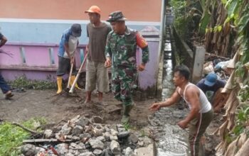 Babinsa Kodim DS Gelar Sabtu Bersih Bersama Warga Desa Firdaus