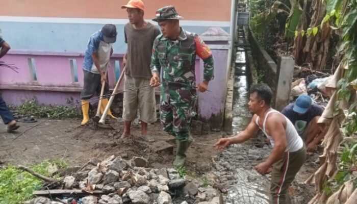 Babinsa Kodim DS Gelar Sabtu Bersih Bersama Warga Desa Firdaus
