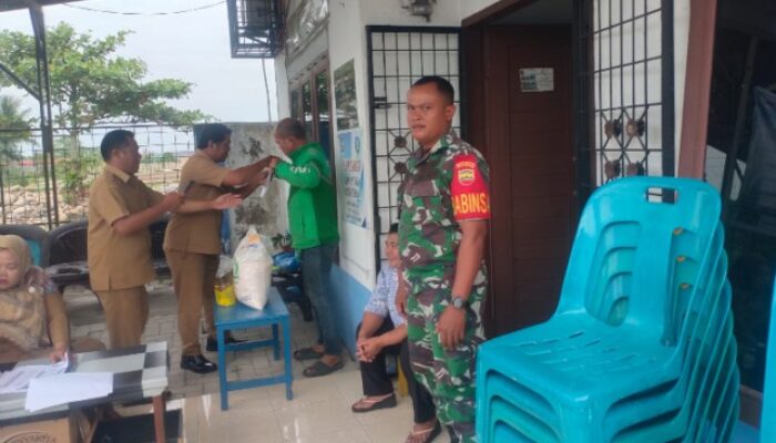 Babinsa Pantau Penyaluran Bantuan Beras dan Minyak Goreng di Desa Serbajadi