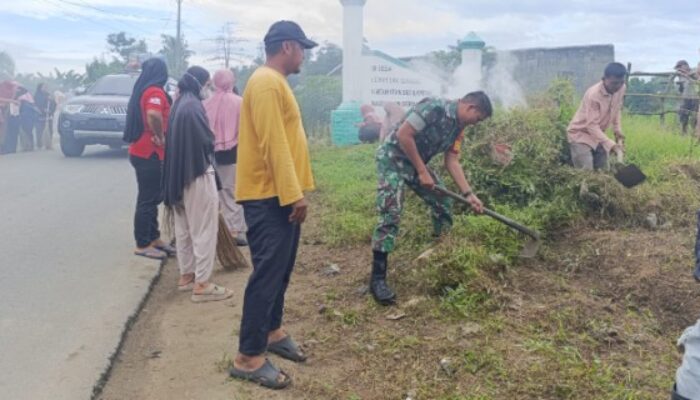 Babinsa Kodim DS Gelar Kamis Tagana, Bersihkan Jalan Desa Sei Cempedak Lobang