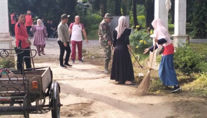 Babinsa Koramil 07/PB Gelar Sabtu Bersih Bersama Warga Desa
