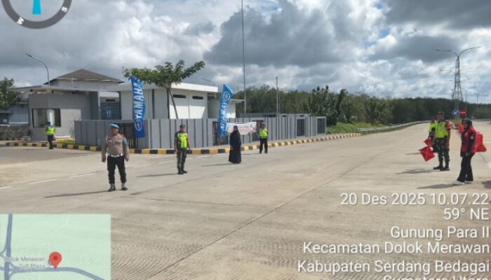 Babinsa Kodim DS Amankan Arus Mudik Nataru di Tol Dolok Merawan
