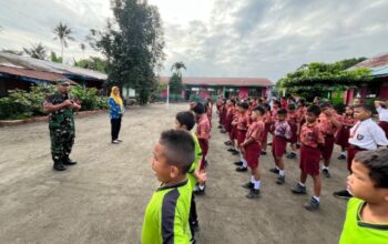 Babinsa Kodim DS Tanamkan Wasbang kepada Siswa SDN Suka Rende