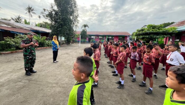 Babinsa Kodim DS Tanamkan Wasbang kepada Siswa SDN Suka Rende