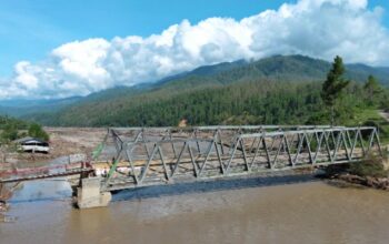 Aparat Bersama Warga Bangun Jembatan Darurat Pasca Banjir di Gayo Lues