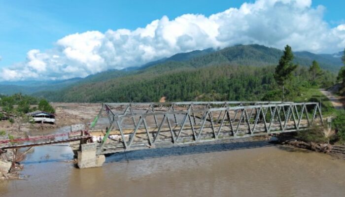 Aparat Bersama Warga Bangun Jembatan Darurat Pasca Banjir di Gayo Lues