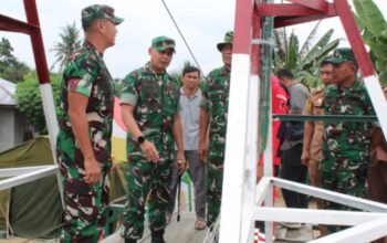 Danrem 022/PT Tinjau Jembatan Gantung Garuda di Desa Bandar Kuala