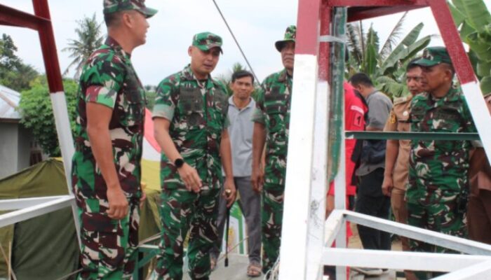 Danrem 022/PT Tinjau Jembatan Gantung Garuda di Desa Bandar Kuala