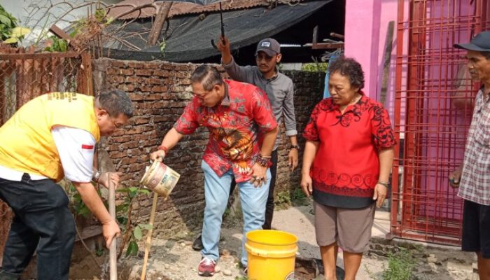 Ketua DPRD Medan Tanam Pohon di Vihara Delapan Raja Langit