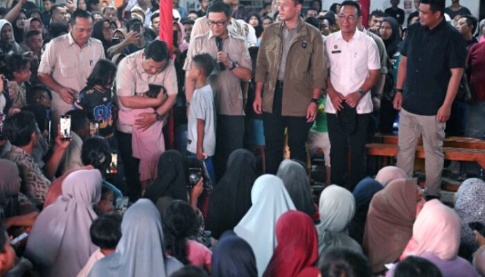 Tahun Baru Tanpa Pesta, Prabowo dan Bobby Nasution Rayakan Harapan Bersama Pengungsi Batuhula