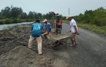 Babinsa Kodim DS Bersama Warga Kotapari Gotong Royong Perbaiki Jalan Rusak