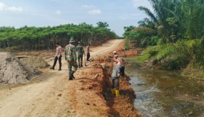 Babinsa Kodim DS Gotong Royong Bersihkan Drainase di Pertambatan