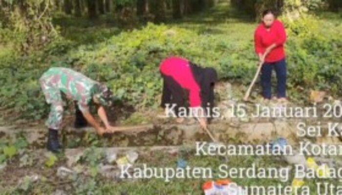 Babinsa Kotarih Bersama Warga Bersihkan Parit Antisipasi Banjir