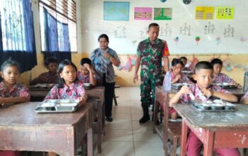 Babinsa Kodim DS Dampingi Program MBG Untuk Pelajar di Sunggal