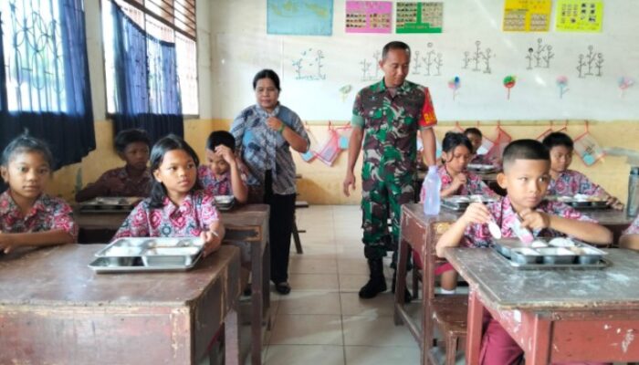 Babinsa Kodim DS Dampingi Program MBG Untuk Pelajar di Sunggal