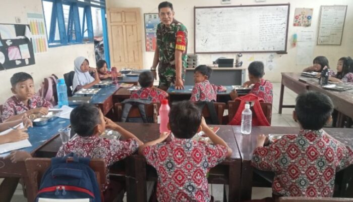 Babinsa Kodim DS Dampingi Program MBG di Desa Muliorejo