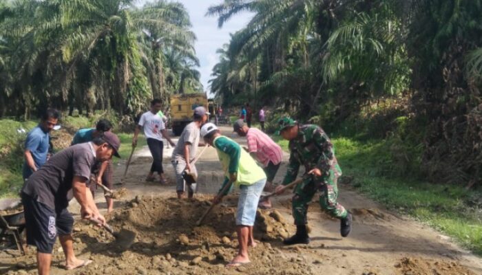Koramil 08/PC Bersama Aparatur Desa Perbaiki Jalan Rusak