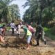 Koramil 08/PC Bersama Aparatur Desa Perbaiki Jalan Rusak