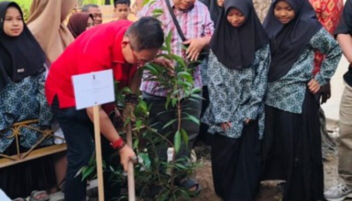 Ketua DPRD Medan Tanam Pohon Bareng Anak Yatim, Gaungkan Pesan Jaga Bumi