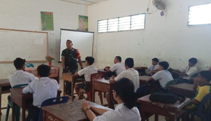 Babinsa Koramil 04/SBB Berikan Wasbang ke Pelajar SMP Karya Sedar