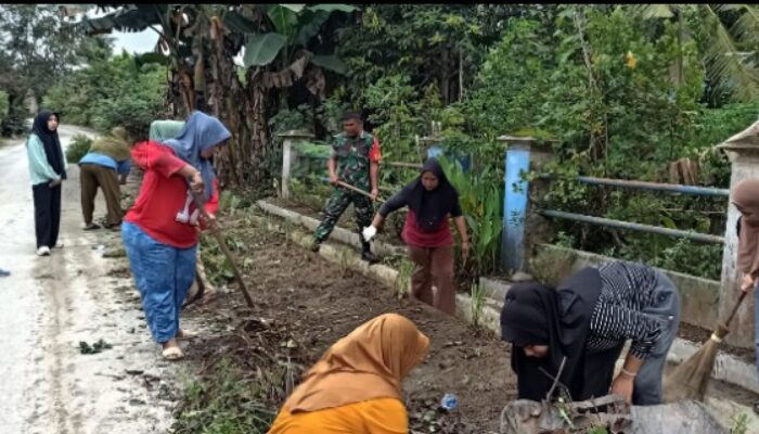 Babinsa Kodim DS Bersama Warga Gotong Royong Bersihkan Jalan
