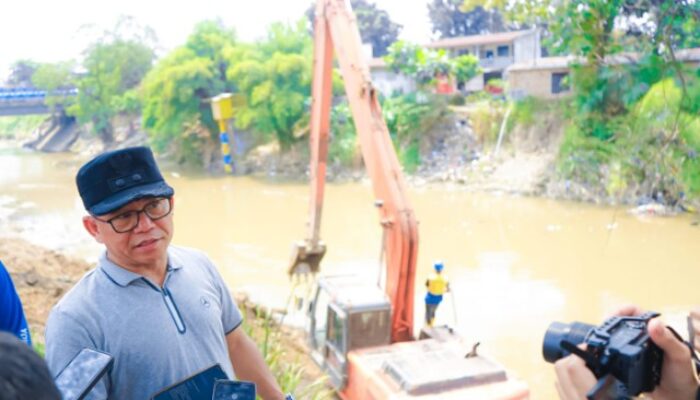 Sejalan Program Prabowo, Pemko Medan Kerahkan Alat Berat Bersihkan Bantaran Sungai Deli