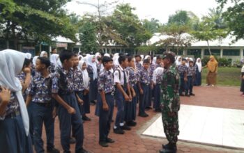 Babinsa Koramil 09/TM Berikan Wasbang di SMPN 1 Teluk Mengkudu