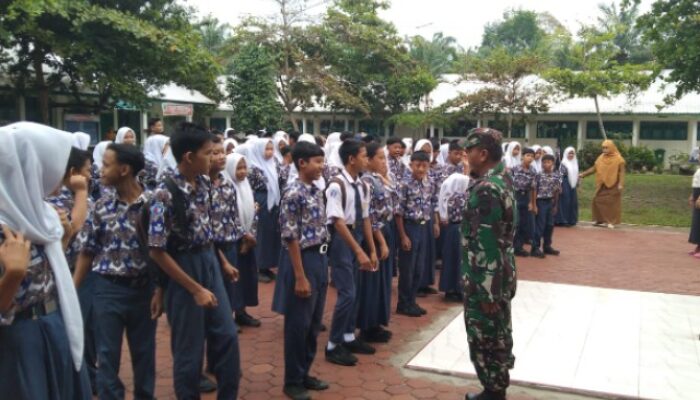 Babinsa Koramil 09/TM Berikan Wasbang di SMPN 1 Teluk Mengkudu
