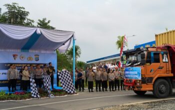 Kapolri Bersama Ketua Komisi IV DPR RI dan Gubsu Lepas 22 Kontainer Bantuan Bencana