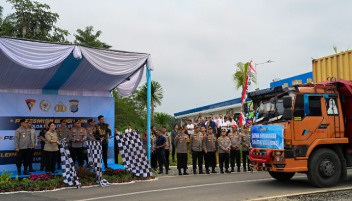 Kapolri Bersama Ketua Komisi IV DPR RI dan Gubsu Lepas 22 Kontainer Bantuan Bencana