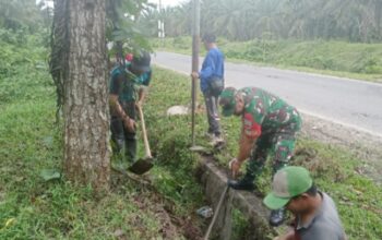 Babinsa Koramil 16/DMS Gelar Kegiatan Kamis Tagana, Bersihkan Parit Bersama Warga